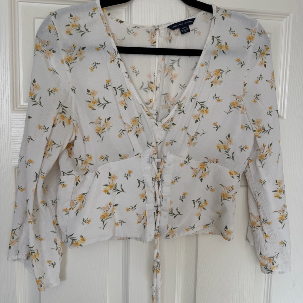American Eagle Outfitters Floral Blouse in White with Yellow Flowers Size M